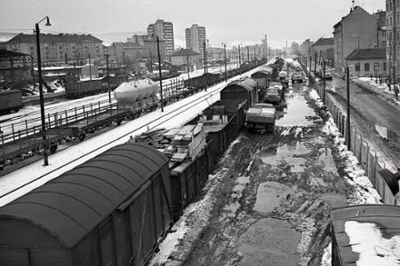 Rok 1970: Na železnici sa kopí tovar 