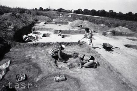 Rok 1994: Aj študentkám pri archeologickom výskume je horúco