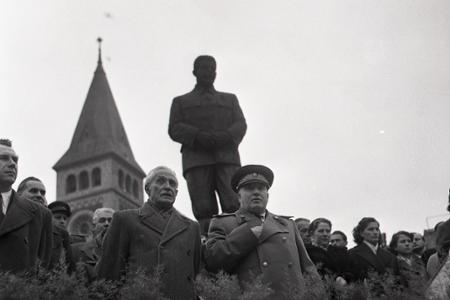 Rok 1955:Oslavy Veľkého októbra na Stalinovom námestí v Bratislave