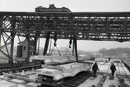 Rok 1957: Rieku Váh preklenie nový cestný  most