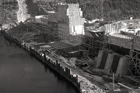 Rok 1953: Stavba priehrady na Hnilci úspešne napreduje 