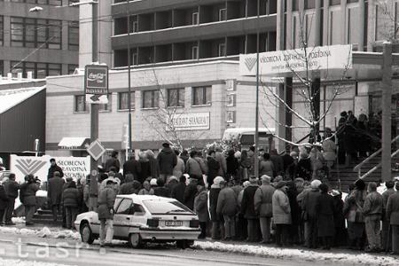 Rok 1995: Slováci si vymieňajú zdravotné preukazy VšZP