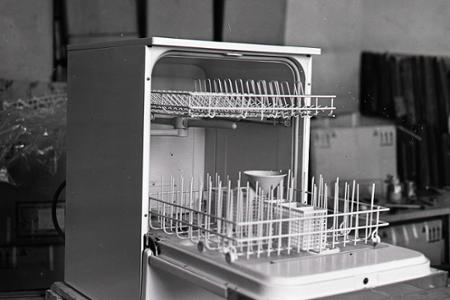 Rok 1970: Na trh prichádza prvá domáca umývačka riadu