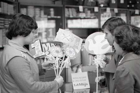 Rok 1977: Papiernictvá už ponúkajú mávatká do prvomájových sprievodov