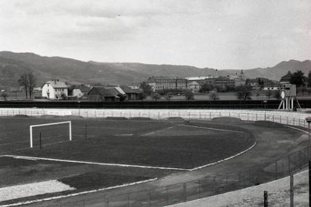 Rok 1957: Púchovčania oslávia 1. máj na novom štadióne