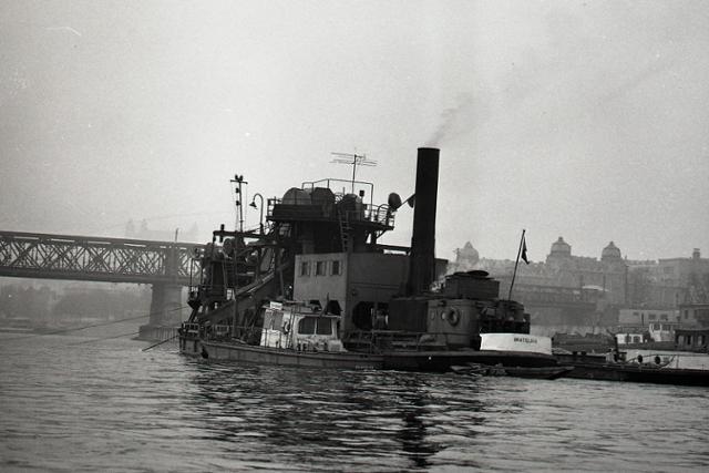 Rok 1964: Z Dunaja vytiahnu konštrukciu zbombardovaného mosta - fotografie - Vtedy